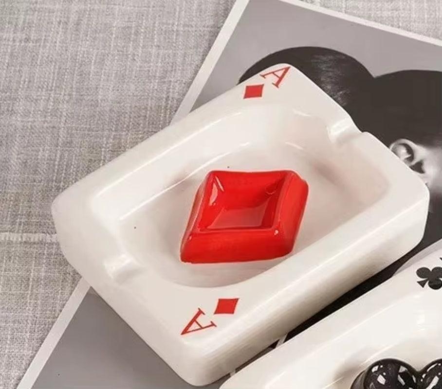 Elegant European Heart-Shaped Ceramic Poker Ashtray - A Stylish Addition to Your Living Room