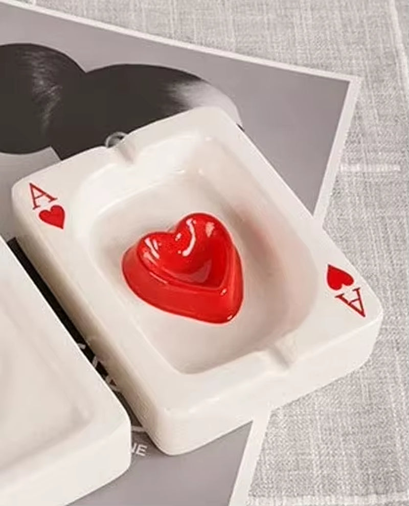 Elegant European Heart-Shaped Ceramic Poker Ashtray - A Stylish Addition to Your Living Room