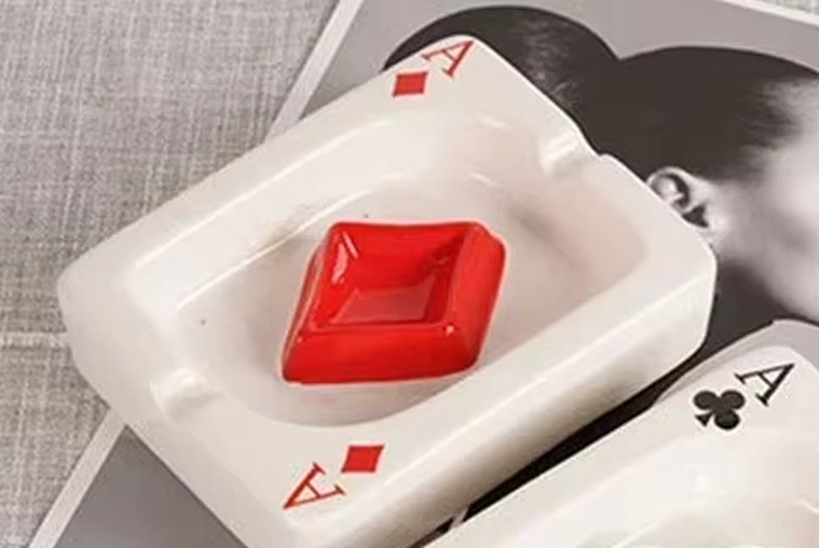Elegant European Heart-Shaped Ceramic Poker Ashtray - A Stylish Addition to Your Living Room