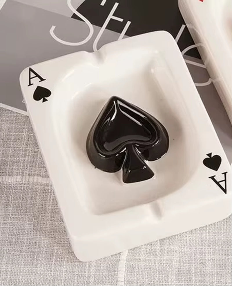 Elegant European Heart-Shaped Ceramic Poker Ashtray - A Stylish Addition to Your Living Room